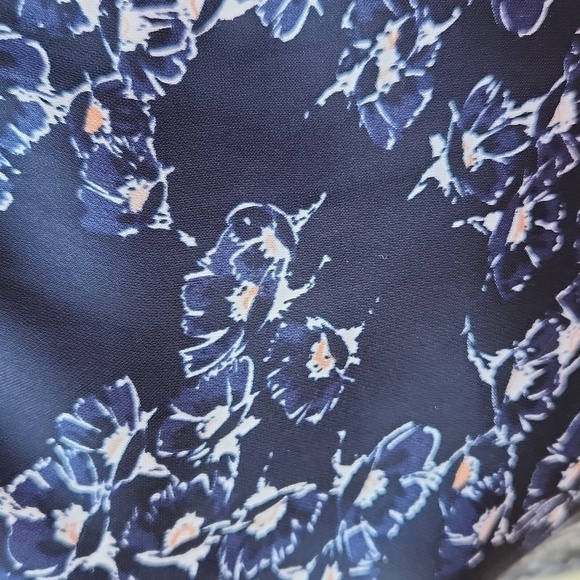 Banana Republic navy blue floral sleeveless blouse extra small - Picture 5 of 9